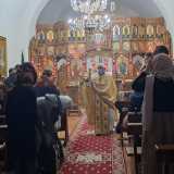 Entrando ci ritroviamo nel corso della celebrazione della messa domenicale. L�ambiente � intimo nonostante l�affollamento, dominato dal profumo di incenso e dalle luci delle candele. Le pareti bianche sono decorate da quadri con immagini dorate della Madonna e i Santi